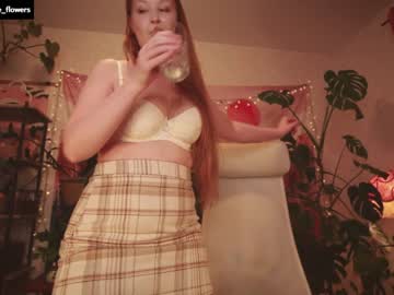 girl
        jane_flowers cam image #2519136