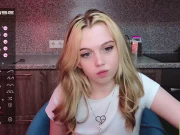 girl
        small_blondee cam image #1413205