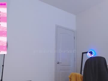 girl
        petitebrat cam image #1800916