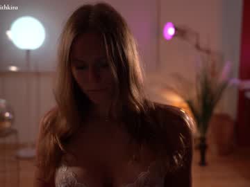 girl
        chillwithkira cam image #1269544