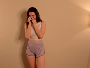 girl
        winniewest_ cam image #1439887