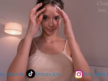 girl
        lesi_moon cam image #3477476