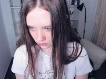 girl
        kristi_zenn cam image #3139064