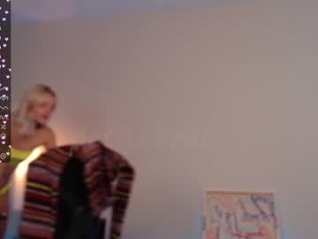 girl
        petitebrat cam image #2554778