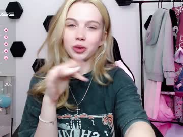girl
        small_blondee cam image #1475335