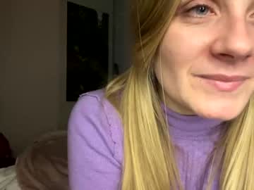 girl
        millie_420 cam image #805531