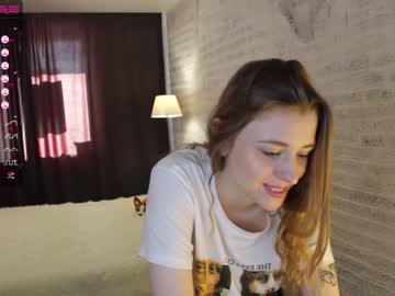 girl
        sophie_burn cam image #1079841