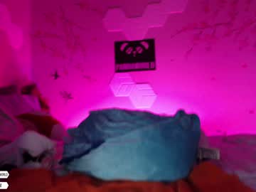 girl
        pandaworldcb cam image #846894