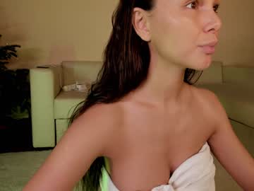 girl
        hollyextra cam image #3236578