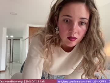 girl
        leahsunshine cam image #406702