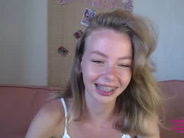 girl
        elli_harmon cam image #2143480