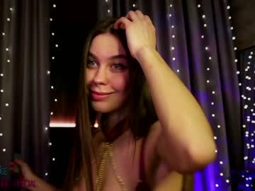 girl
        nika_lodge cam image #3178437