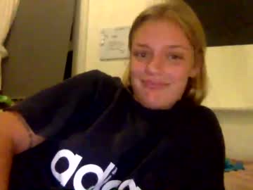 girl Milf & Teen Sex Cam Girls with queen_bee_22