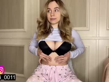 girl
        tatti_1 cam image #1119941