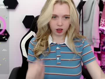 girl
        small_blondee cam image #1445474