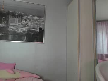 girl
        _mito_69 cam image #1229056