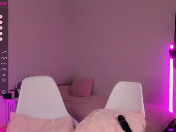 girl
        yumi_uwu cam image #1846072