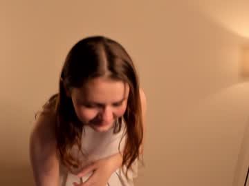girl
        winniewest_ cam image #1438899