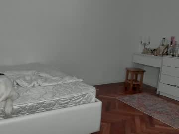 girl
        vivienne_westwoood cam image #1623068