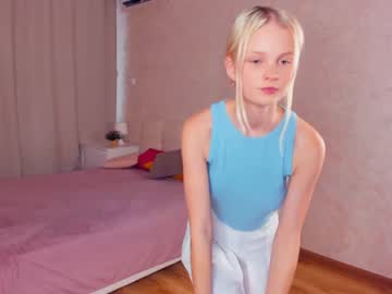 girl
        evelyncantu cam image #2609159