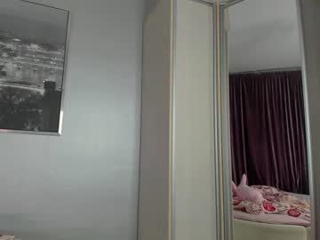 girl
        _mito_69 cam image #437570
