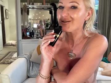 girl
        gl1tter_barbie cam image #3193555