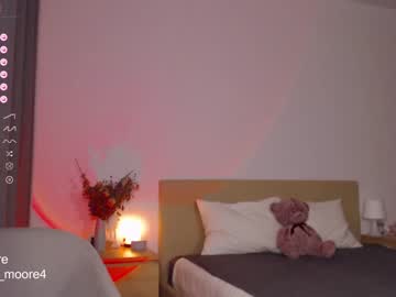 girl
        lumoore cam image #2439255