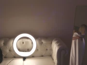 girl
        oliviabr0wn cam image #381333