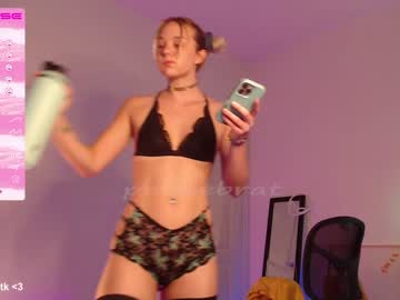girl
        petitebrat cam image #1688117