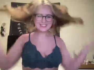 girl
        sarahmartin420 cam image #1858378