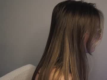 girl
        moon_milking cam image #2919570