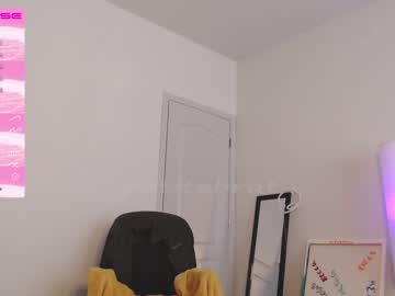 girl
        petitebrat cam image #1823423