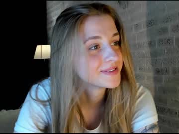 girl
        sophie_crashh cam image #1541798