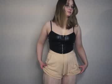 girl
        moon_milking cam image #2889906