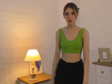 girl
        baileywalton cam image #2332096