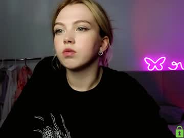 girl
        small_blondee cam image #1856229