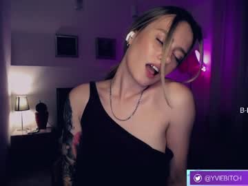 girl
        _yvie_ cam image #1986936
