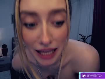 girl
        _yvie_ cam image #1892622
