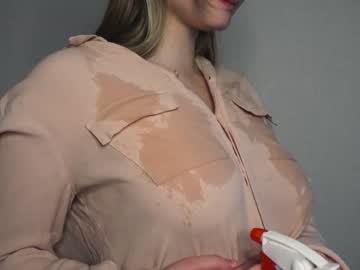 girl
        moon_milking cam image #2918897