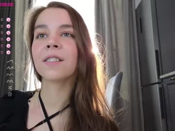 girl
        monika_youthfull cam image #1599334