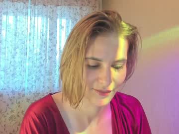 girl
        mira_fox_ cam image #2090155