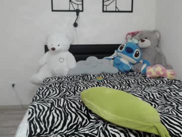 girl
        kira_little cam image #2046802