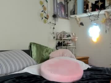 girl
        lilmamidaisy cam image #1126934