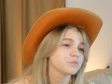 girl
        aryanalarsen cam image #2213907
