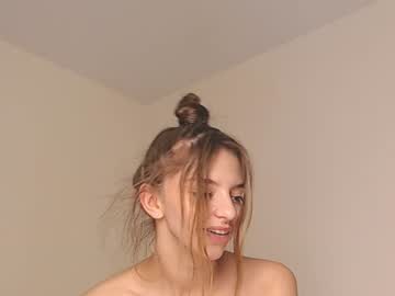 girl
        lesi_moon cam image #2168441