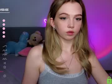girl
        small_blondee cam image #1826292