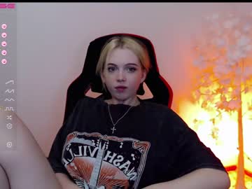 girl
        small_blondee cam image #1311979