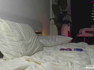 girl
        sarah__marlow__ cam image #401376
