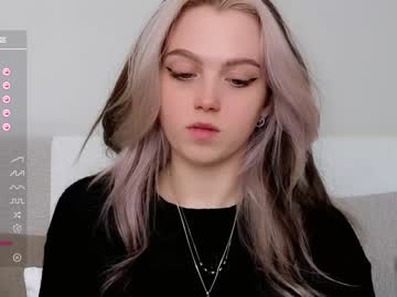 girl
        small_blondee cam image #2660152