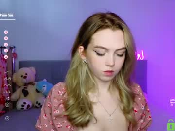 girl
        small_blondee cam image #1840348